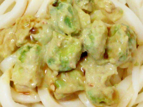 簡単☆アレンジ☆アボカドのごまマヨサラダうどん